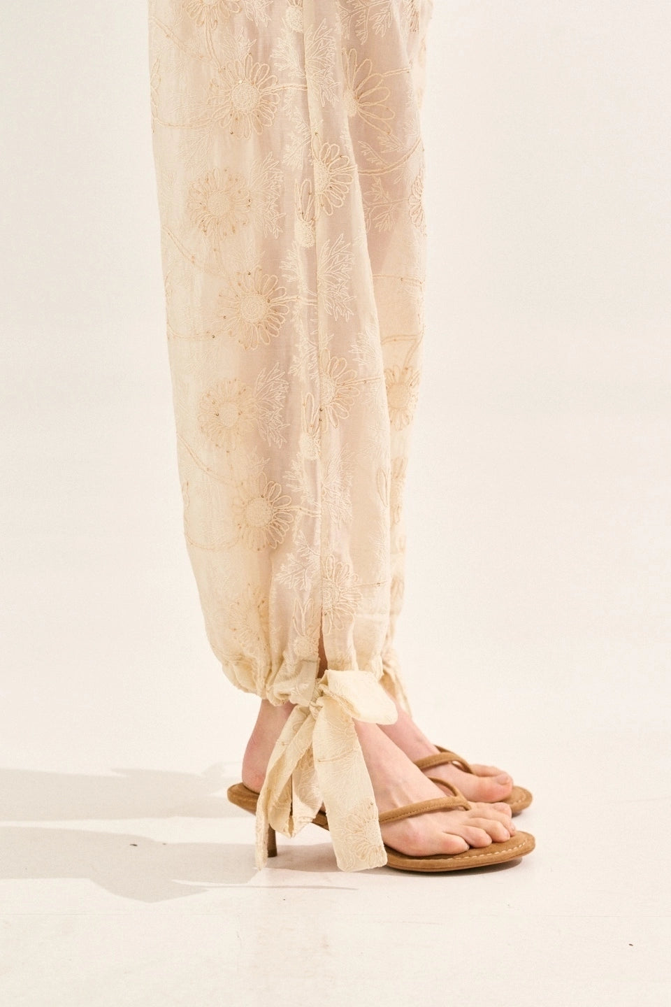 CALÇA DE TENCEL BORDADA