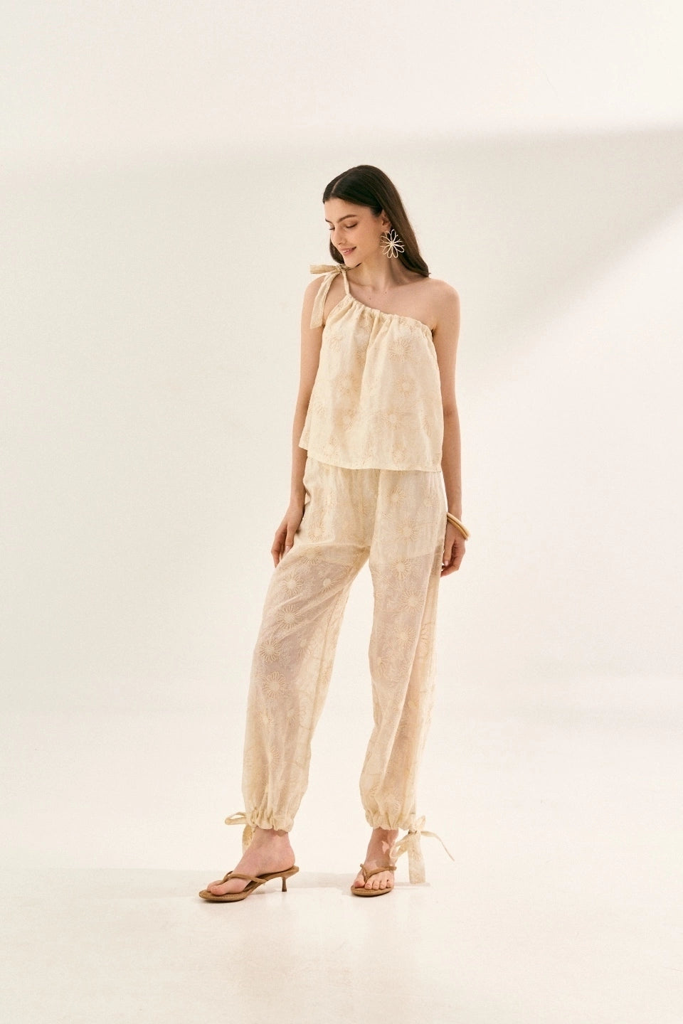 CALÇA DE TENCEL BORDADA