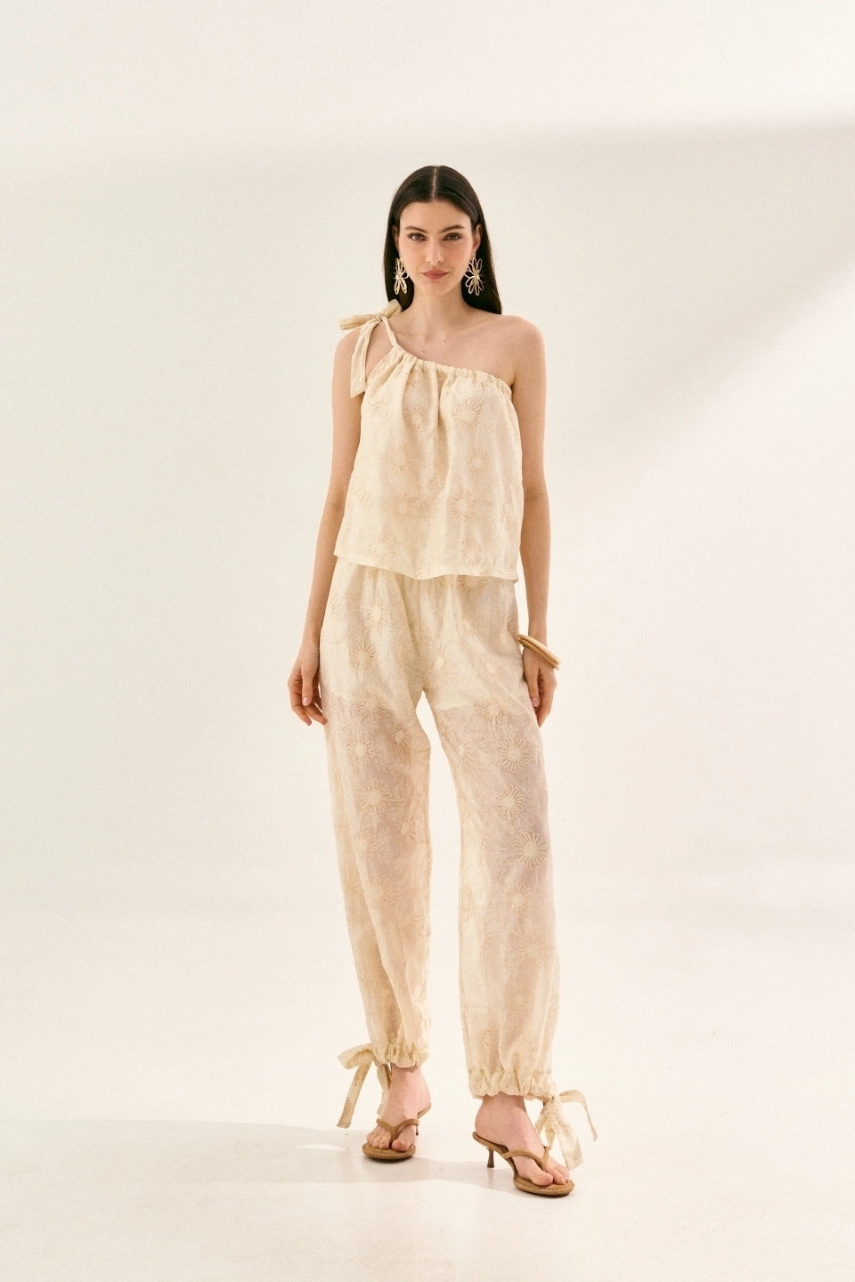 CALÇA DE TENCEL BORDADA